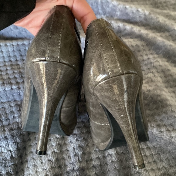 ADORABLE!! Amazing and sexy grey patent peep toe heels sz8 - Picture 5 of 9